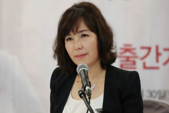 공지영 "이재명-김부선 스캔들 개입 후회 않는다…돌팔매 함께 맞을 것"