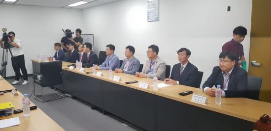 30일 정부세종청사에서 열린 청문회에 참석한 최정호 진에어 대표이사(왼쪽 첫번째).