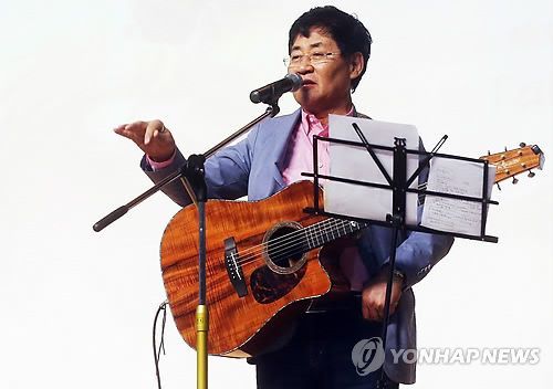 '쎄시봉' 가수 윤형주, 법인 자금 42억 횡령·배임 혐의로 검찰 송치