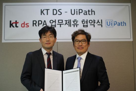 KT DS 문상룡 전무(왼쪽)와 UiPath 장은구 지사장