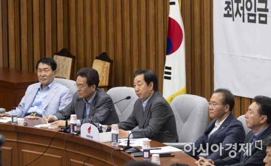 김성태 자유한국당 원내대표가 31일 국회에서 열린 원내대책회의에 참석, 모두발언을 하고 있다./윤동주 기자 doso7@