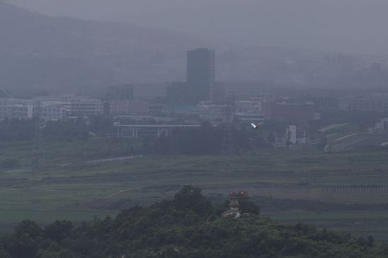 비무장지대(DMZ) 너머로 개성공단이 적막한 모습을 보이고 있다. [이미지출처=연합뉴스]