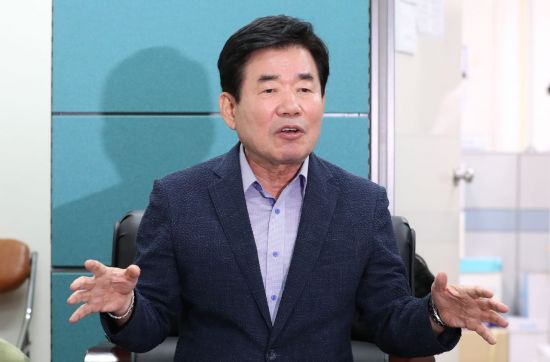 김진표 "이재명 조폭 연루설, 위중한 상황…결단 내려야" 공세 격화