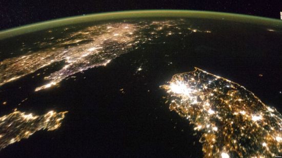 2014년 미국 항공우주국(NASA) 소속 인공위성이 촬영한 한반도의 밤 사진에서 북한은 전력난으로 검은 어둠에 덮여 있다(사진=NASA).