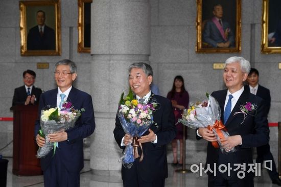 [포토]꽃다발 받은 고영한·김창석·김신 대법관