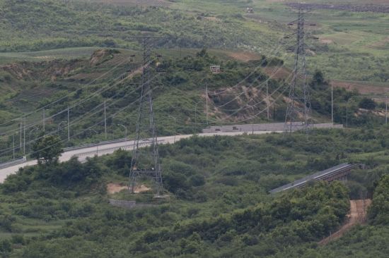 비무장지대(DMZ)에서 남한 파주와 북한 개성을 잇는 경의선 도로와 철로가 보이고 있다. [이미지출처=연합뉴스]