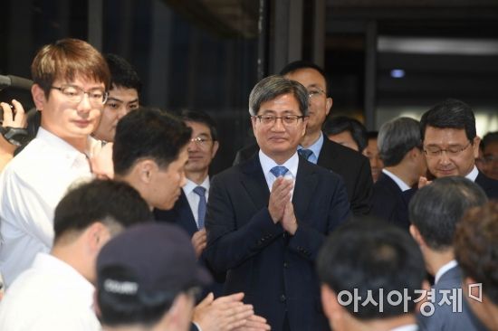 [포토]굳은 표정으로 박수치는 김명수 대법원장
