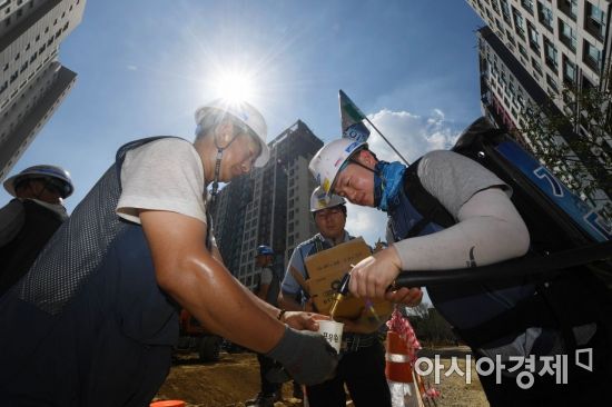 중부 내륙 지역을 중심으로 최고 40도에 가까운 극한 폭염이 기승을 부리고 있는 1일 서울 강남구 개포동의 한 건설현장에서 근로자들이 물을 나눠 마시고 있다. 사진은 기사와 무관함. /문호남 기자 munonam@