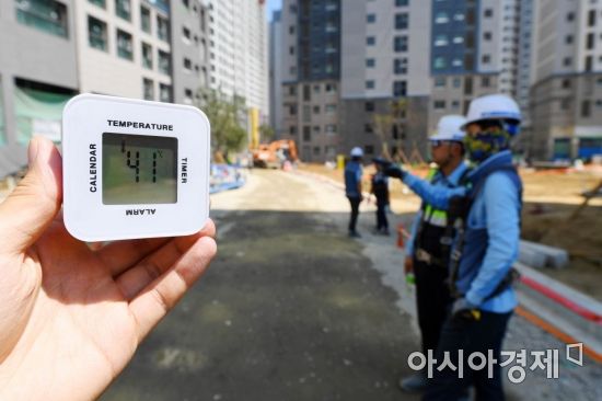 극한 폭염이 기승을 부리고 있는 1일 서울 강남구 개포동의 한 건설현장에서 온도계가 지열까지 더해져 40도를 훌쩍 넘기고 있다. /문호남 기자 munonam@