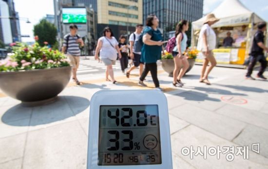 서울 한 낮 최고 기온이 40도 가까이 오르며 사상 최악의 폭염이 이어지고 있는 1일 서울 종로구 광화문 네거리에서 온도계가 지열까지 더해져 40도를 훌쩍 넘기고 있다./강진형 기자aymsdream@