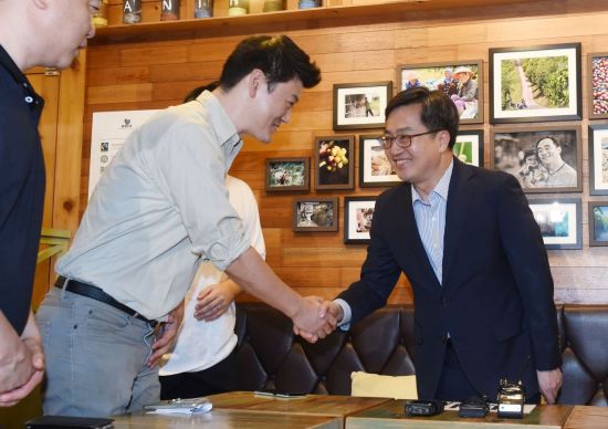 "최저임금 때문에 낮 영업 접었어요"…김동연에게 울분 토로한 소상공인들(종합)