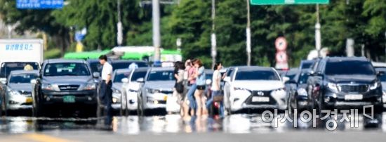 전국 대부분 지역에 '폭염 경보'가 발령된 31일 서울 여의도 도로에 지열로 인해 아지랑이가 피어나고 있다./강진형 기자aymsdream@