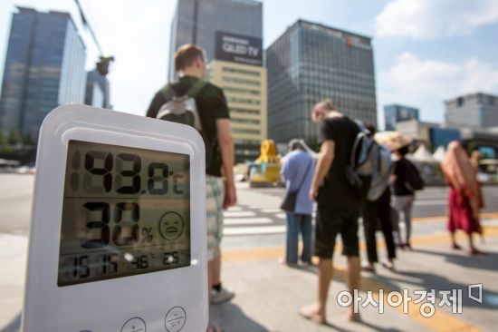 서울 한 낮 최고 기온이 40도 가까이 오르며 사상 최악의 폭염이 이어지고 있는 1일 서울 종로구 광화문 네거리에서 온도계가 지열까지 더해져 40도를 훌쩍 넘기고 있다./강진형 기자aymsdream@