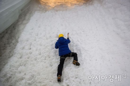 전국 대부분 지역에 '폭염특보'가 발령되며 찜통 더위가 이어지고 있는 19일 서울 강북구 코오롱등산학교 실내빙장에 마련된 빙벽을 찾은 이용객이 빙벽등반을하며 더위를 식히고 있다./강진형 기자aymsdream@