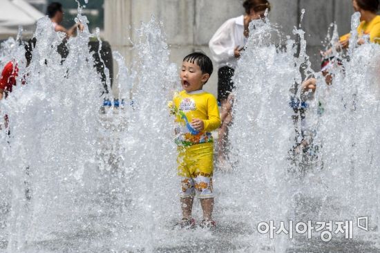 전국 대부분 지역에 '폭염특보'가 발효되며 연일 폭염이 기승을 부리고 있는 22일 서울 종로구 광화문 광장에 마련된 바닥분수를 찾은 시민들이 물놀이를하며 더위를 식히고 있다./강진형 기자aymsdream@