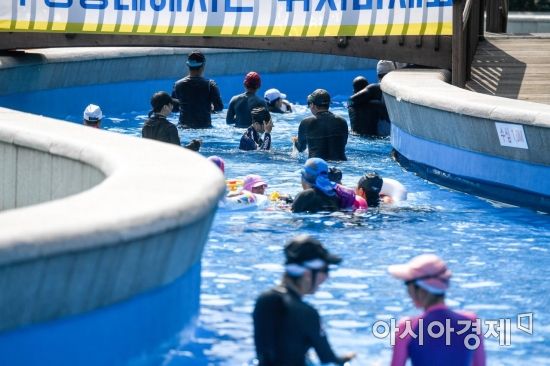 전국 대부분 지역에 폭염특보가 내려진 17일 서울 광진구 뚝섬한강수영장을 찾은 시민들이 물놀이를하며 더위를 식히고 있다./강진형 기자aymsdream@