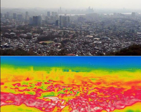 1907년 기상관측 이래 역대 최고 기온을 기록한 1일 오후 서울 남산에서 일반 카메라와 열화상 카메라로 촬영한 도심의 모습. 아래쪽 영상이 열화상 카메라로 찍은 사진으로 온도가 높을수록 붉게 낮을수록 푸르게 표시된다. 사진=연합뉴스