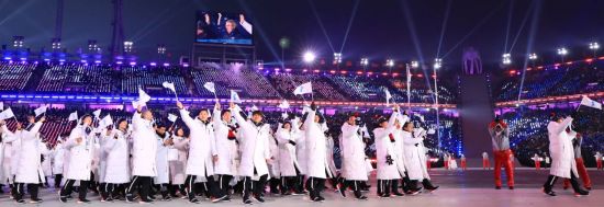 지난 2월 9일 강원도 평창 올림픽스타디움에서 열린 ‘2018 평창동계올림픽’ 개막식에서 남북 단일팀 선수단이 입장하고 있다(사진=연합뉴스).