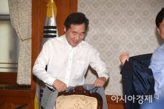 [포토]이낙연 국무총리 '폭염... 겉옷 벗고 시작합시다'