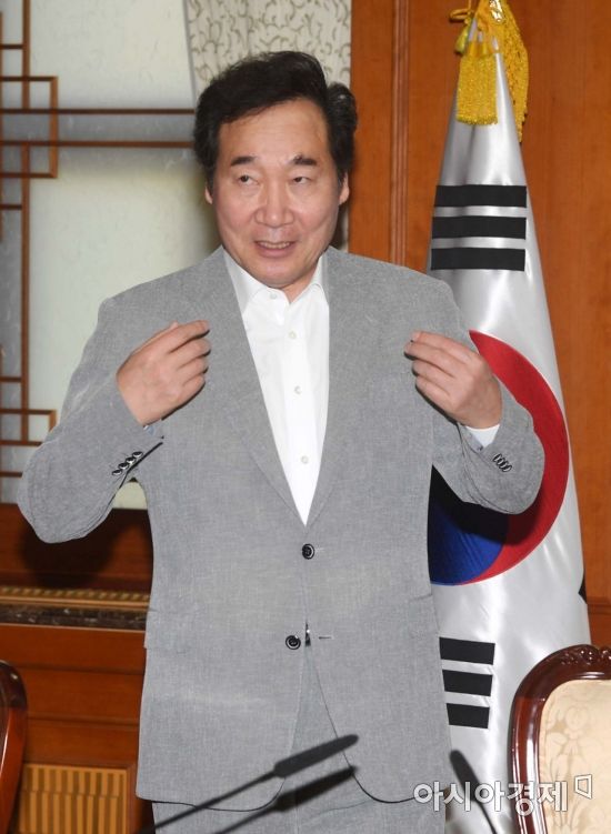 [포토]'겉옷 벗고 국정현안점검조정회의 시작합시다'