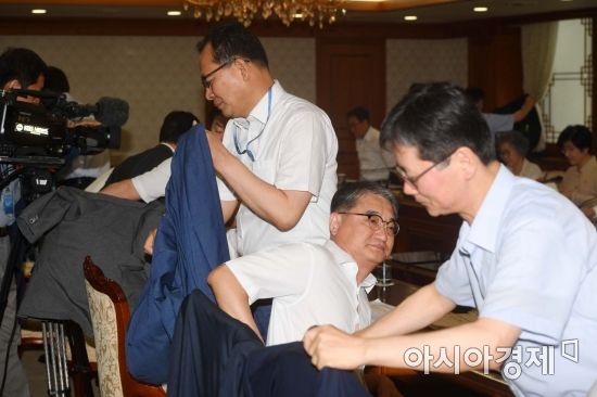 [포토]'국정현안점검조정회의! 겉옷 벗고 시작할까요?'