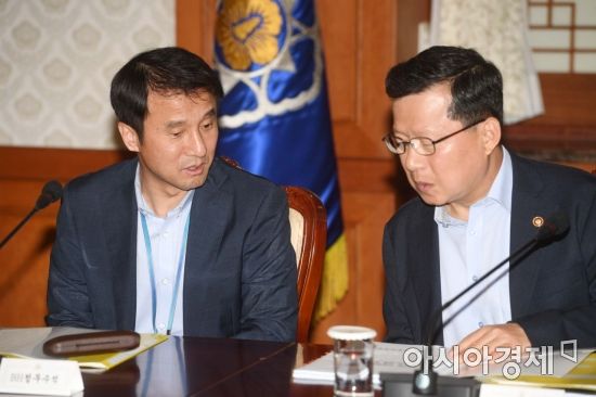 [포토]대화하는 한병도 청와대 정무수석과 심보균 행정안전부 차관