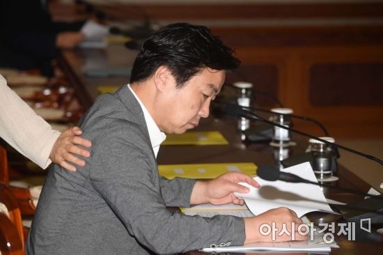 [포토]홍종학 중기부 장관에 손 댄 김영주 고용부 장관