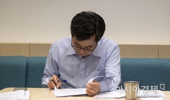 [포토] 회의 준비하는 김동연 경제부총리