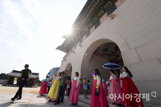 [포토]폭염 속 고궁 관광
