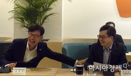 [포토] 이야기 나누는 김동연-김상조