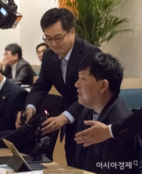 [포토] 김동연 부총리의 '배려'