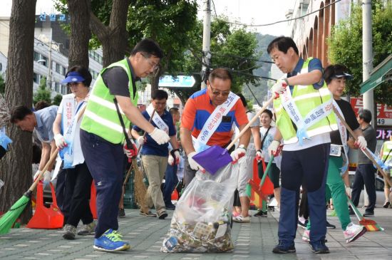 [포토]류경기 중랑구청장, 폭염에도 거리 청소 땀 '뻘뻘' 