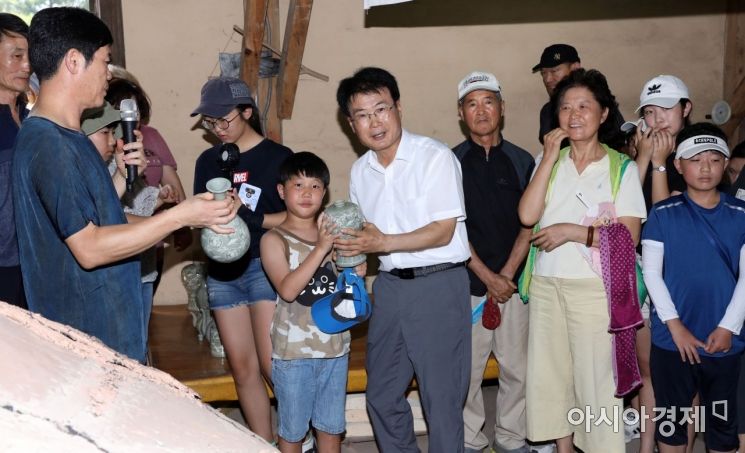 [포토] 세상 밖으로 나온 '청자' 주인을 찾았다.