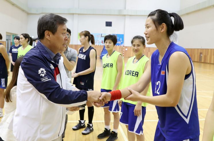 여자농구 南北 단일팀 "평화의 슛으로 AG 우승을…" 