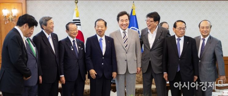 [포토] 일본 자민당 의원단 맞이하는 이낙연 총리