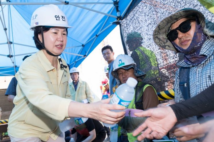 공사장 근로자들에게 얼음물을 건내는 김수영 양천구청장