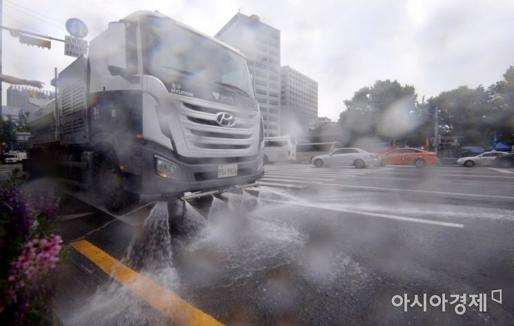 [포토] 무더위 녹이는 살수 작업