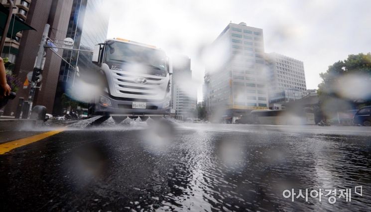[포토] 폭염 속 세종대로 살수 