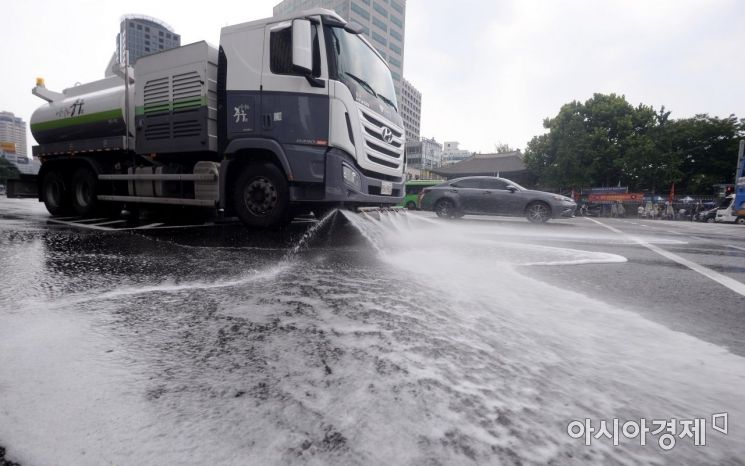 [포토] 세종대로에 뿌려지는 시원한 물줄기
