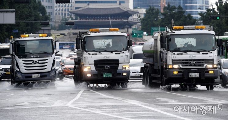 [포토] 도심 대로 식혀주는 살수작업