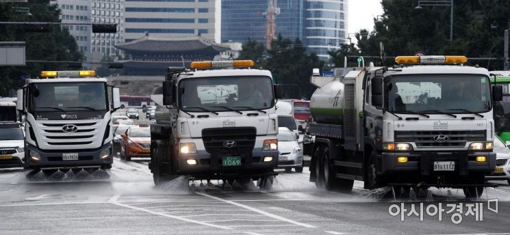[포토] 펄펄 끓는 도심 지열 식혀주는 살수차