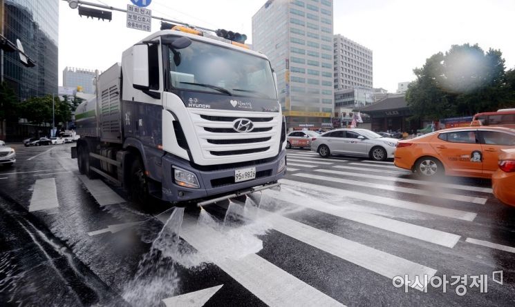 [포토] 폭염 속 단비같은 살수작업