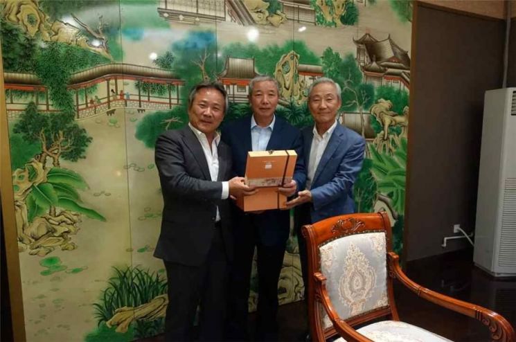 이기흥 대한체육회장(왼쪽)은 지난 23일 중국에서 유자이칭 IOC 부위원장(가운데)을 만나 한중간 스포츠협력 등에 대해 의견을 나눴다.<사진:대한체육회>
