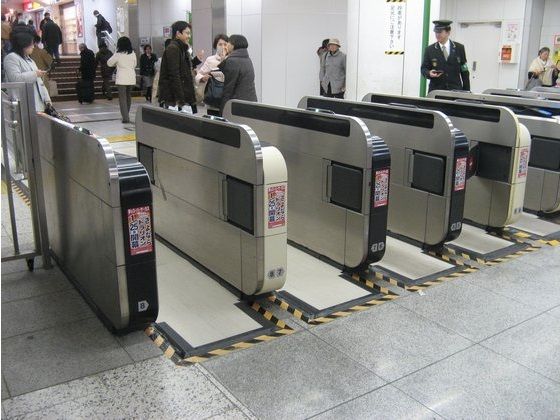 일본 JR은 지하철 도쿄역 개찰구 바닥에 압전블록 '發電床(발전마루)'을 설치해 전기를 생산하고 있습니다.[사진=Mirai-report]