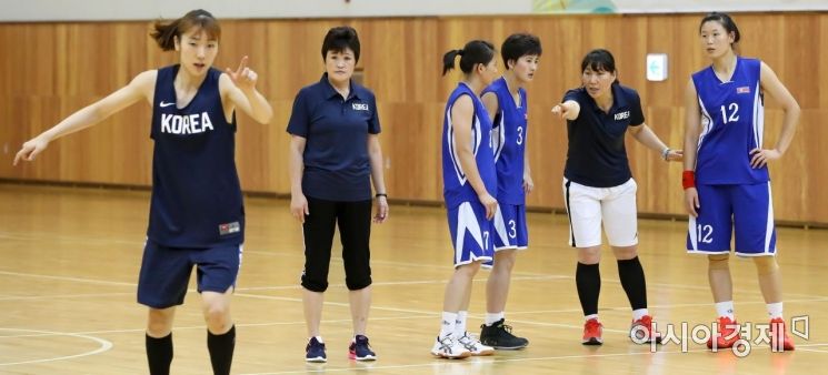 [포토]진지하게 훈련하는 남북 여자농구 단일팀