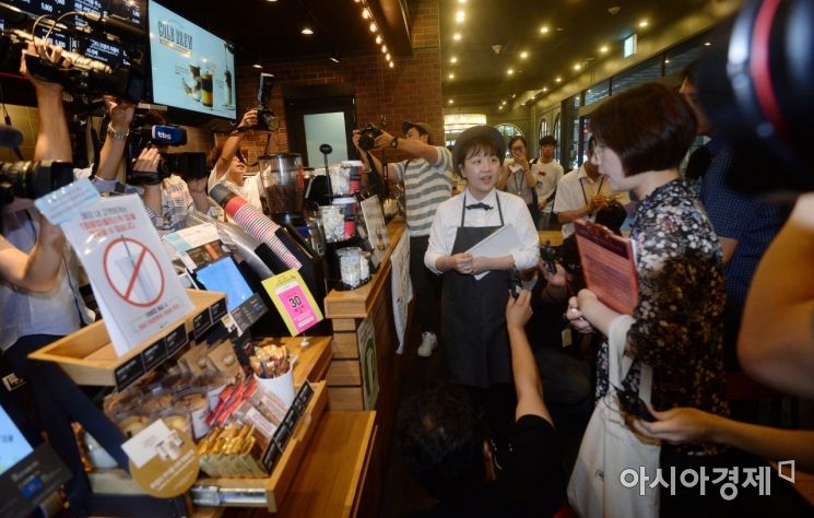 [포토] 일회용 컵 사용 단속 나선 종로구 단속 공무원