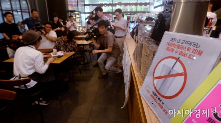 [포토] 일회용품 규제 안내문 게시된 커피전문점