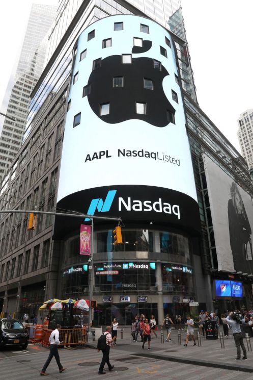 '꿈의 시총' 1조달러 新역사 쓴 애플…버핏도 웃었다(종합)