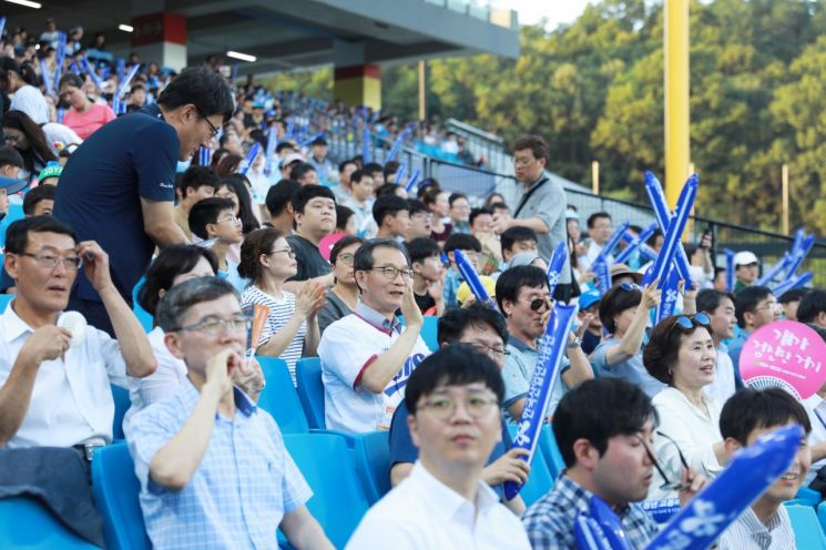 한국산업단지공단 창립 54주년을 맞은 임직원과 지역 아동들이 삼성라이온스파크에서 열린 삼성과 NC의 야구경기를 관람하고 있다.