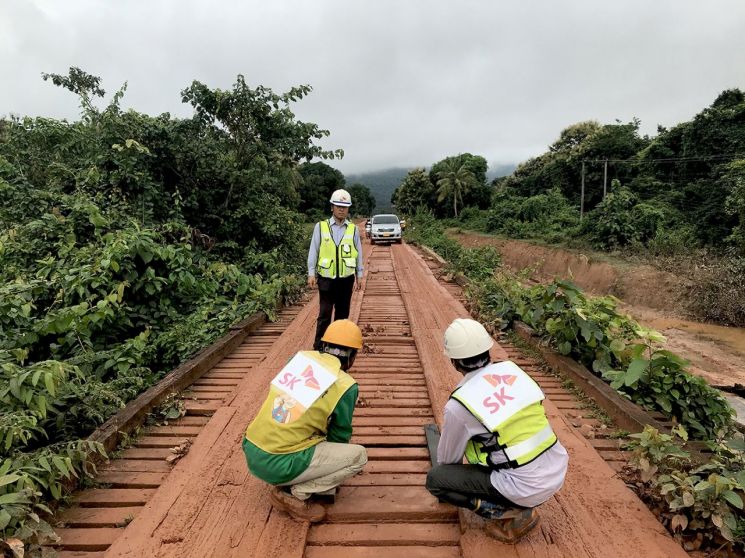 SK건설, 라오스 침수지역 도로 복구 8km 완료